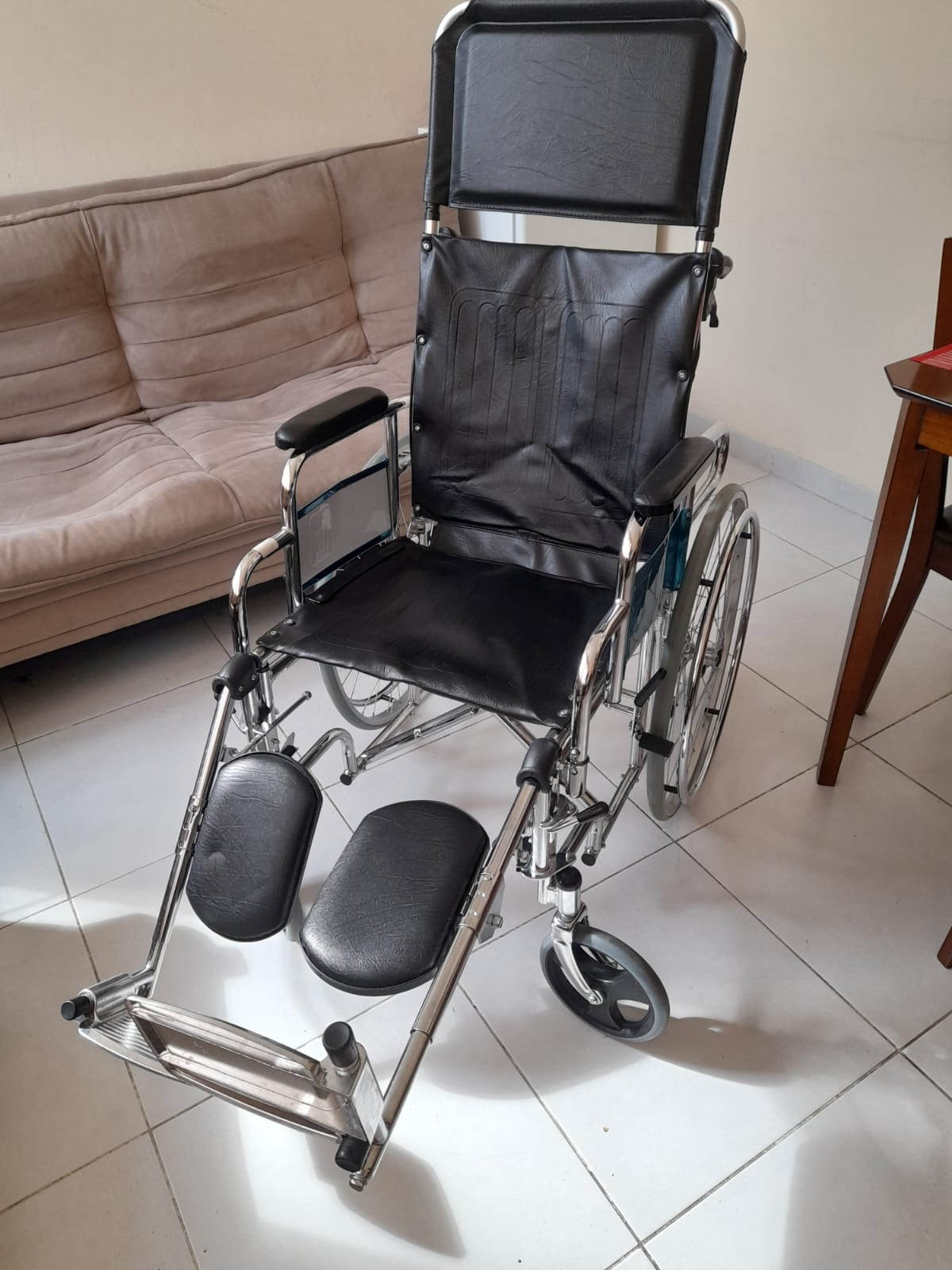 Manual wheel chair with foot rest